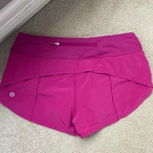 LULU 2.5 LENGTH LOW RISE SPEED UP SHORTS SIZE 4